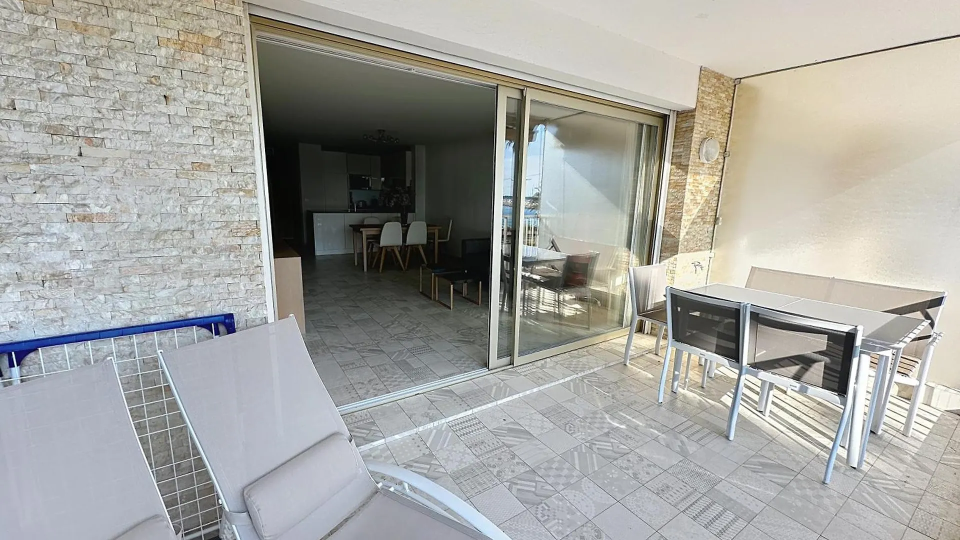 Cozy 2-Bedroom Apartment With Terrace, Sea View And Parking In カンヌ