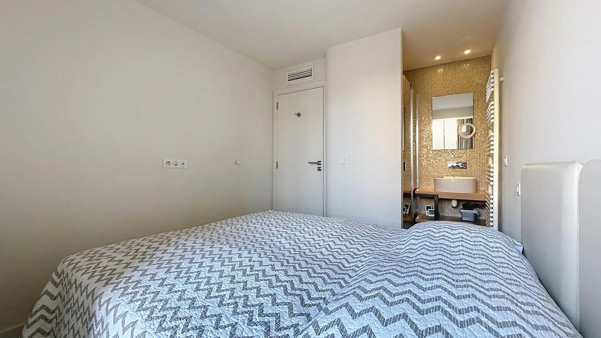 Cozy 2-Bedroom Apartment With Terrace, Sea View And Parking In カンヌ