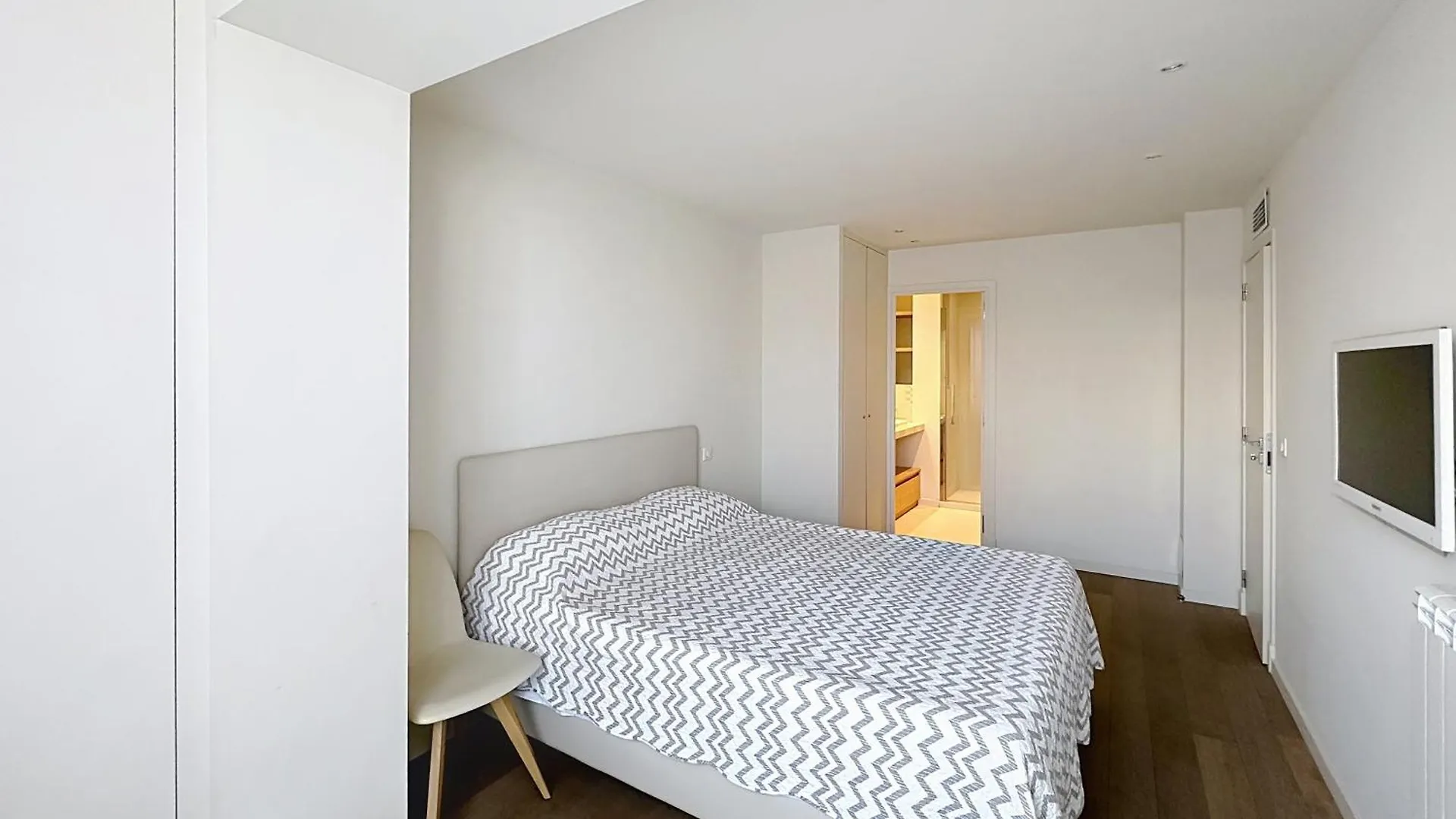 Cozy 2-Bedroom Apartment With Terrace, Sea View And Parking In カンヌ フランス