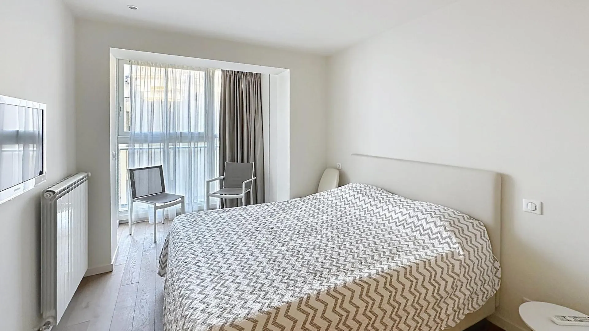 Cozy 2-Bedroom Apartment With Terrace, Sea View And Parking In カンヌ